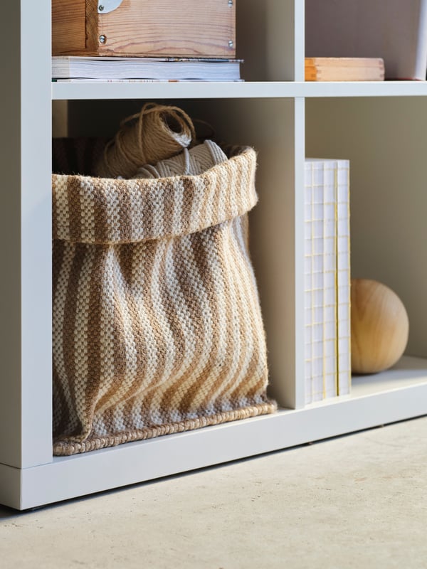 En beige og jute håndlaget MÄVINN kurv.