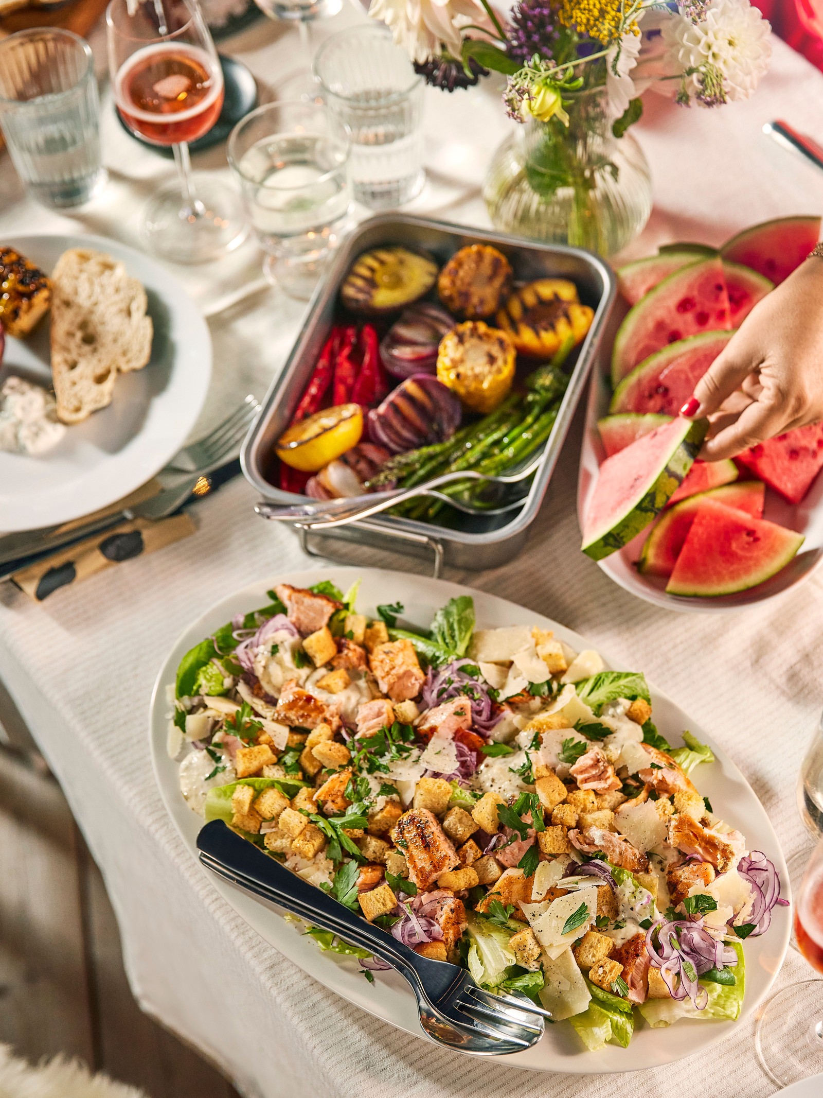 O masă cu o față de masă albă, pe care se află diverse preparate.