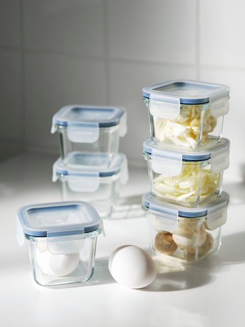 Colț de bucătărie cu mai multe recipiente alimentare albe, cu capac din sticlă rezistentă la căldură și plastic polipropilenă.