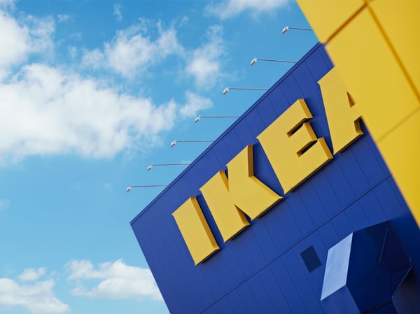 Žuti IKEA logo postavljen na plavi spoljašnji zid robne kuće IKEA.