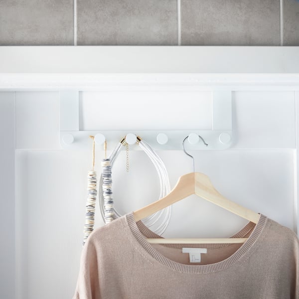 Un cintre ENUDDEN blanc pour la porte de la chambre à coucher