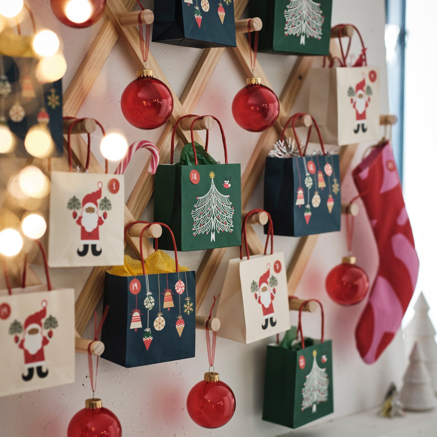 Un calendario de adviento VINTERFINT con numerossas bolsas con decoraciones navideñas golgando de sus ganchos.