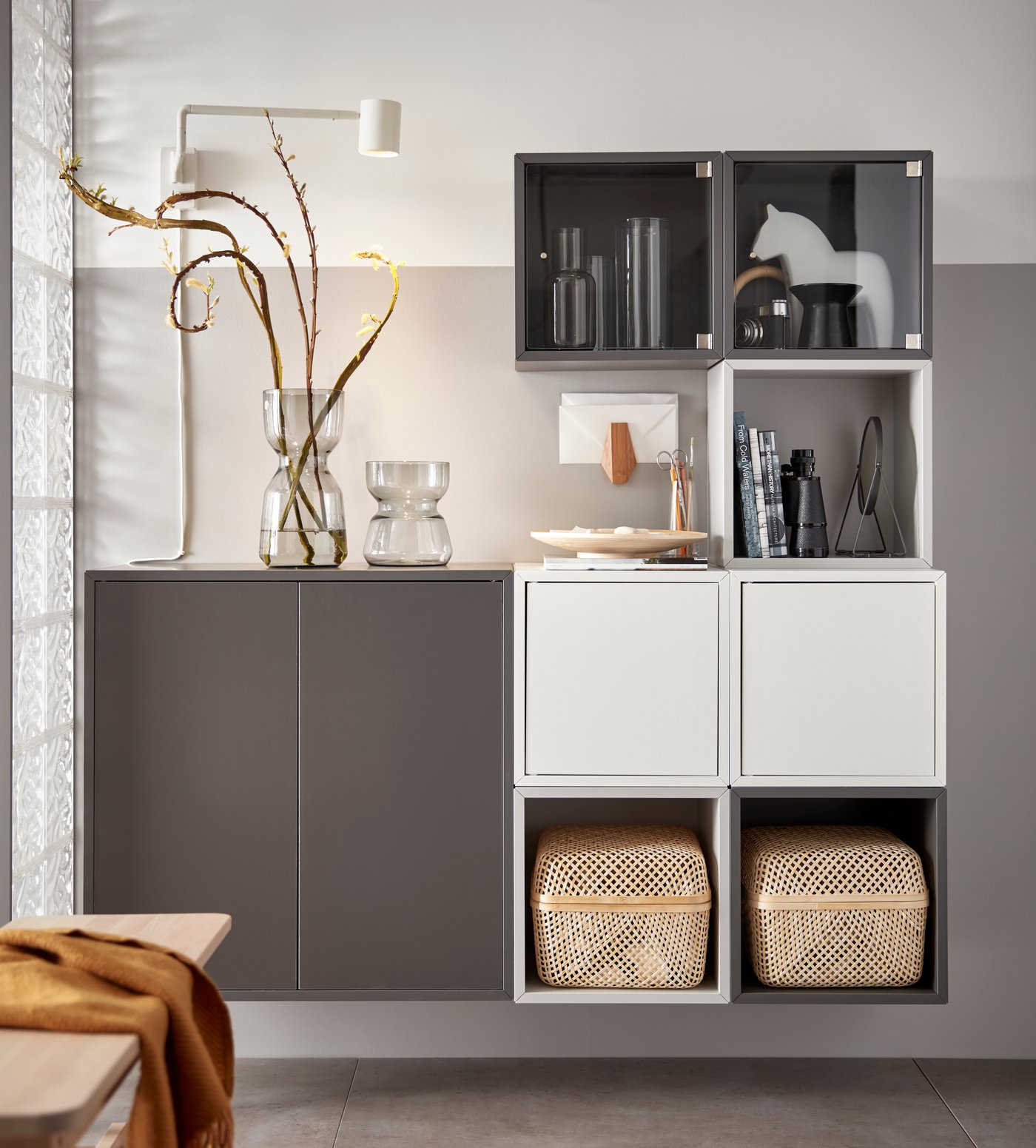 Storan bermodul EKET di ruang tamu berwarna kelabu dan putih sebagai pameran
