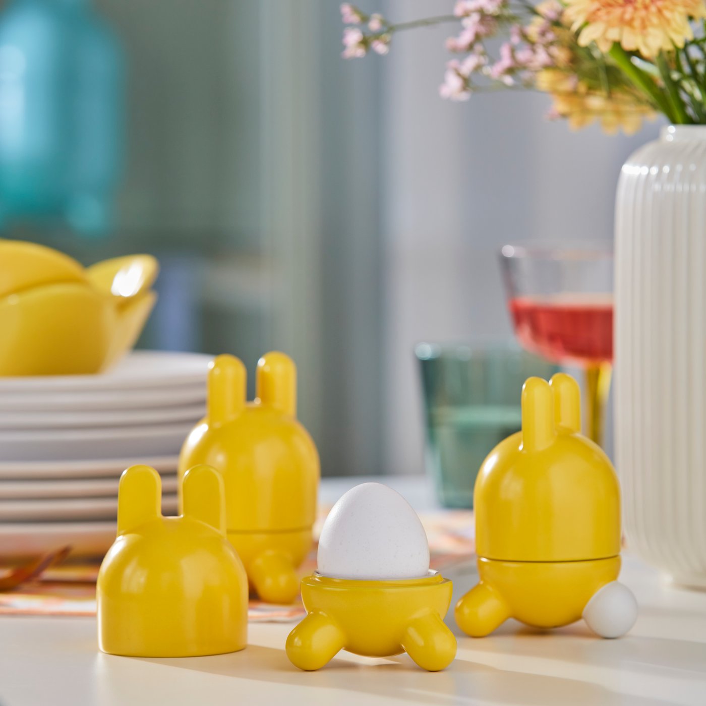 Gelbe TJÄRLEK Eierbecher mit Ei.