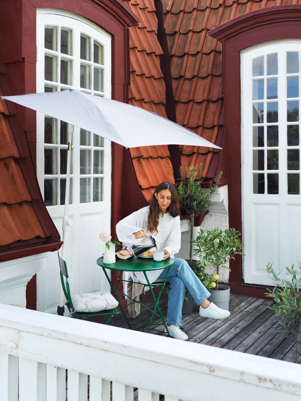 A green SUNDSÖ table, outdoor