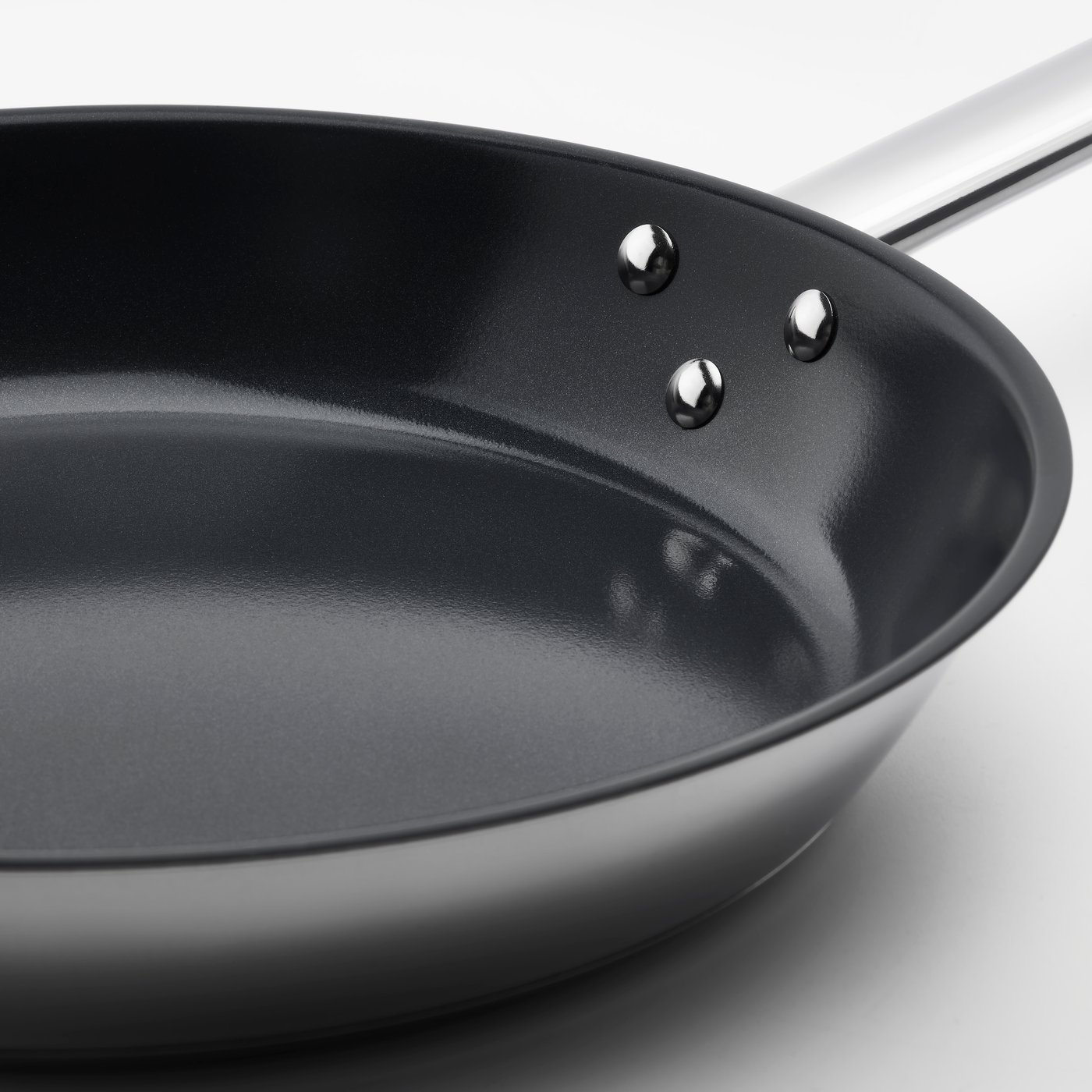 En stekpanna i rostfritt stål/non-stick-beläggning från IKEA 365+