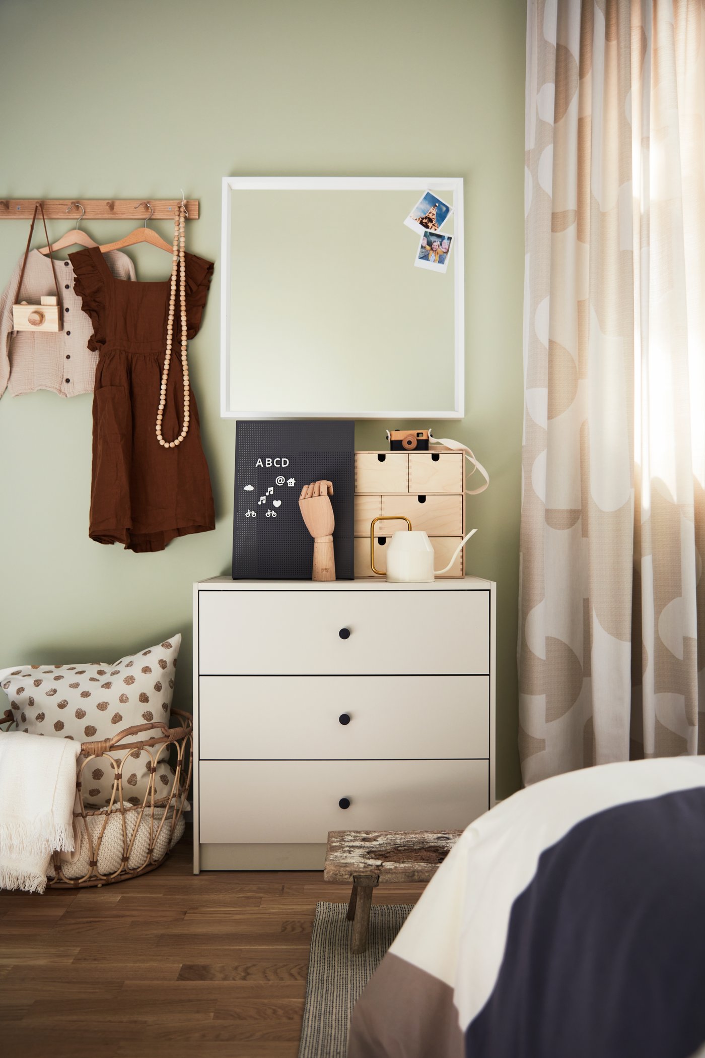 A beige RÖDASK room darkening curtains, 1 pair