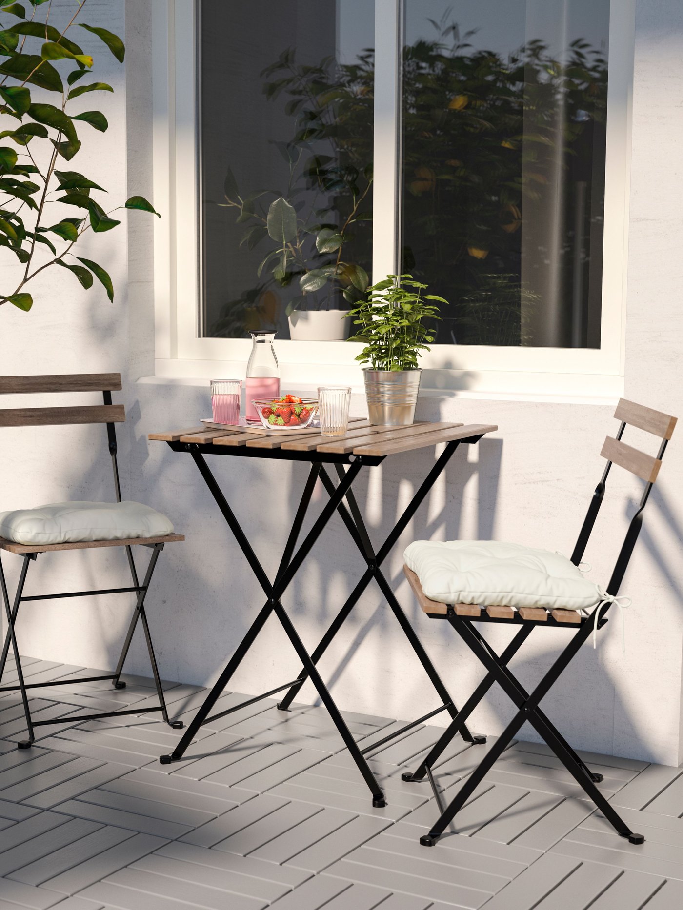 ブラック/ライトブラウンステインのTÄRNÖ/テルノー テーブル＋チェア2 屋外用