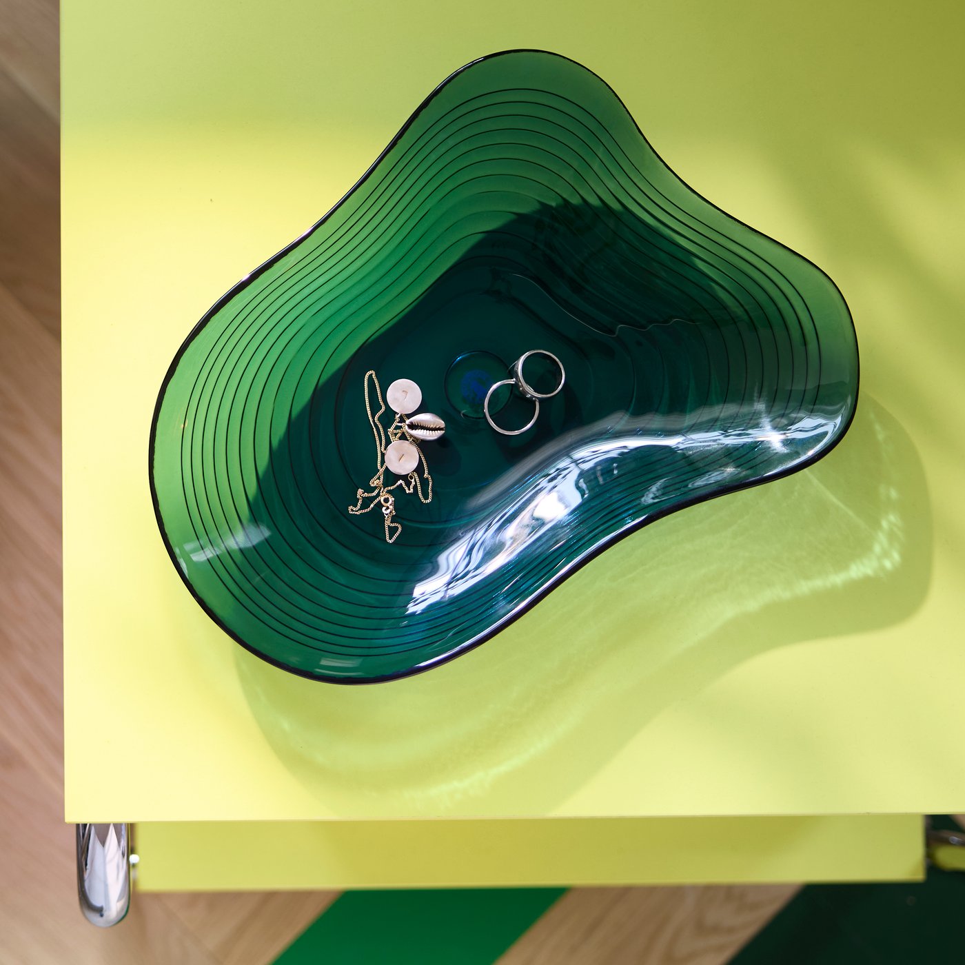 上から撮影した写真。BAGGBODA/バッグボーダ サイドテーブルにグリーンのガラス製ボウルが置いてある。