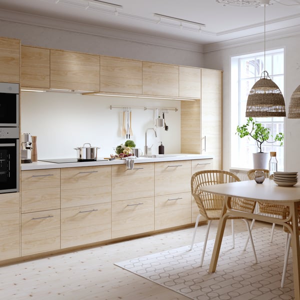 A white BÄVE LED ceiling track, 5-spots in the kitchen
