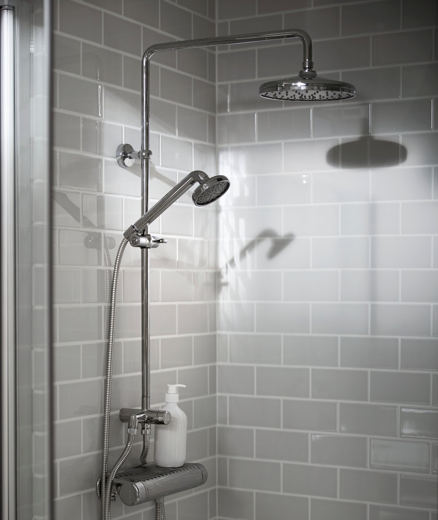 A chrome-plated VOXNAN shower set with thermostatic mixer in the bathroom