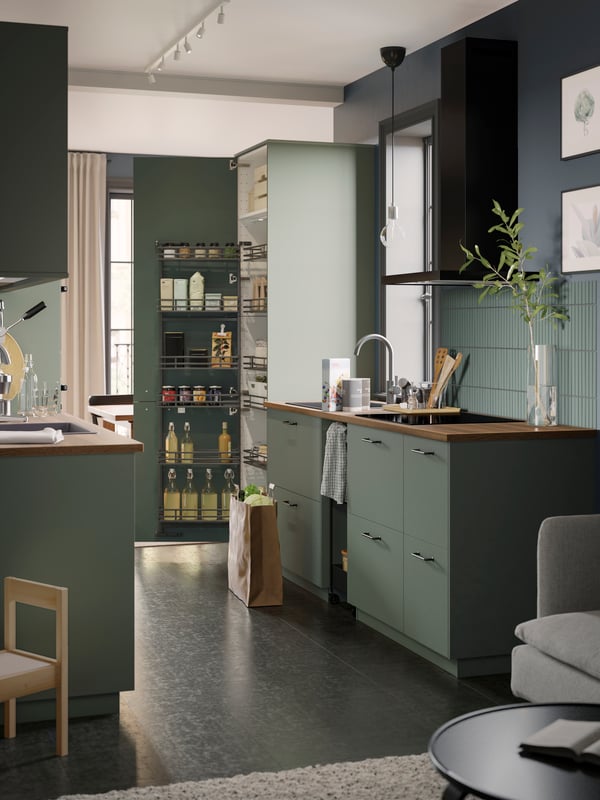 Cuisine équipée IKEA verte avec placard range bouteille ouvert