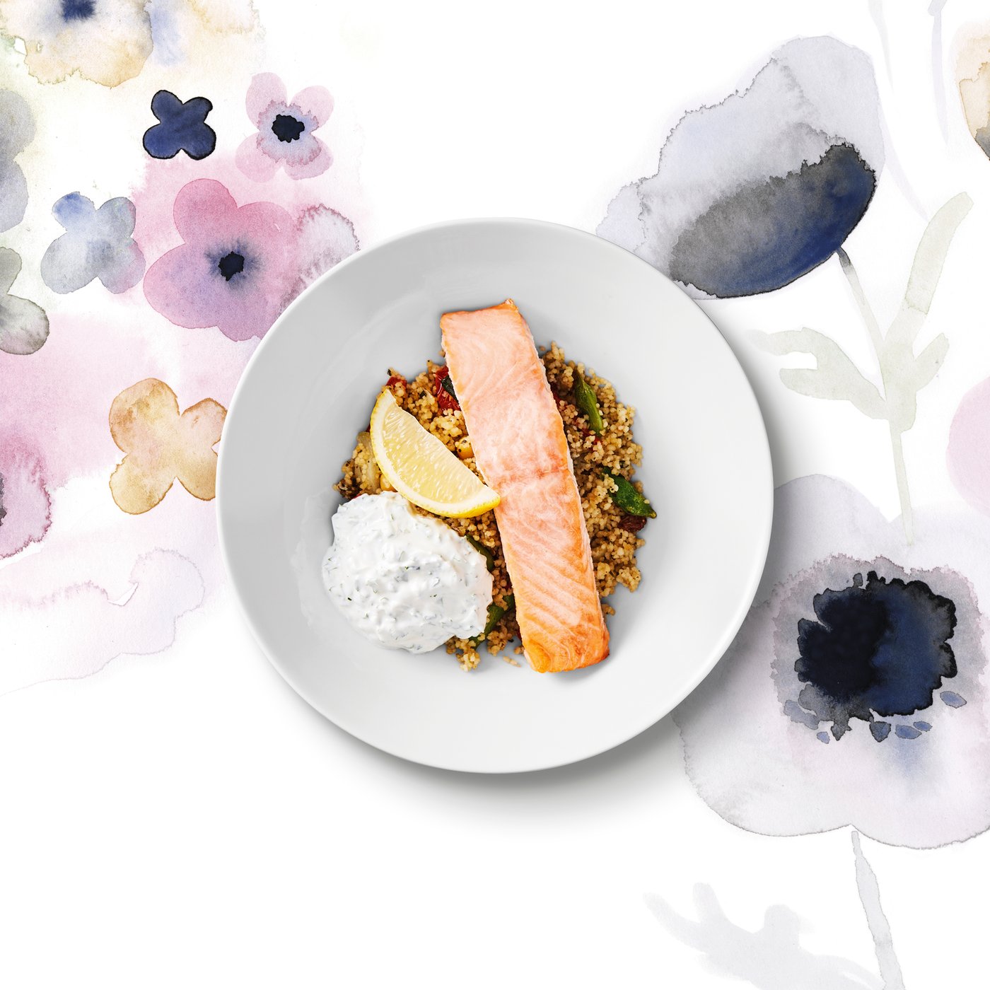 Piatto piano bianco con salmone e farro su tovaglia fantasia multicolore