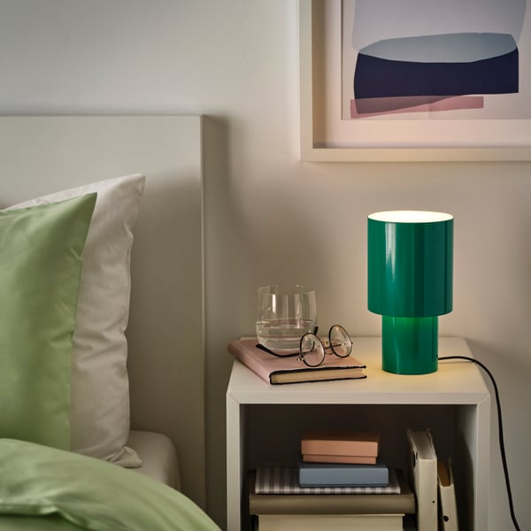 A dimmable/green SPETSBOJ table lamp