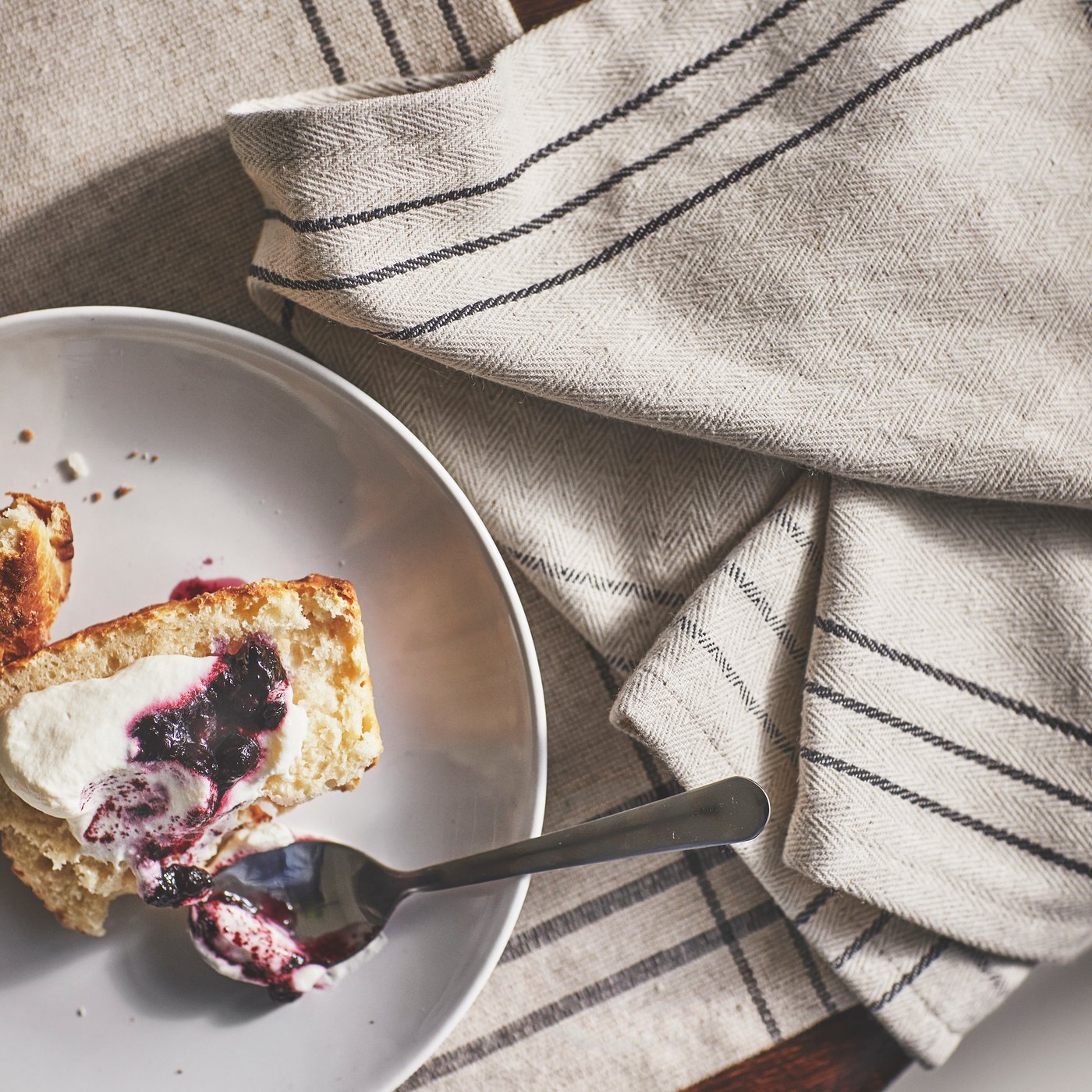 A dark grey/natural VÅRARV place mat