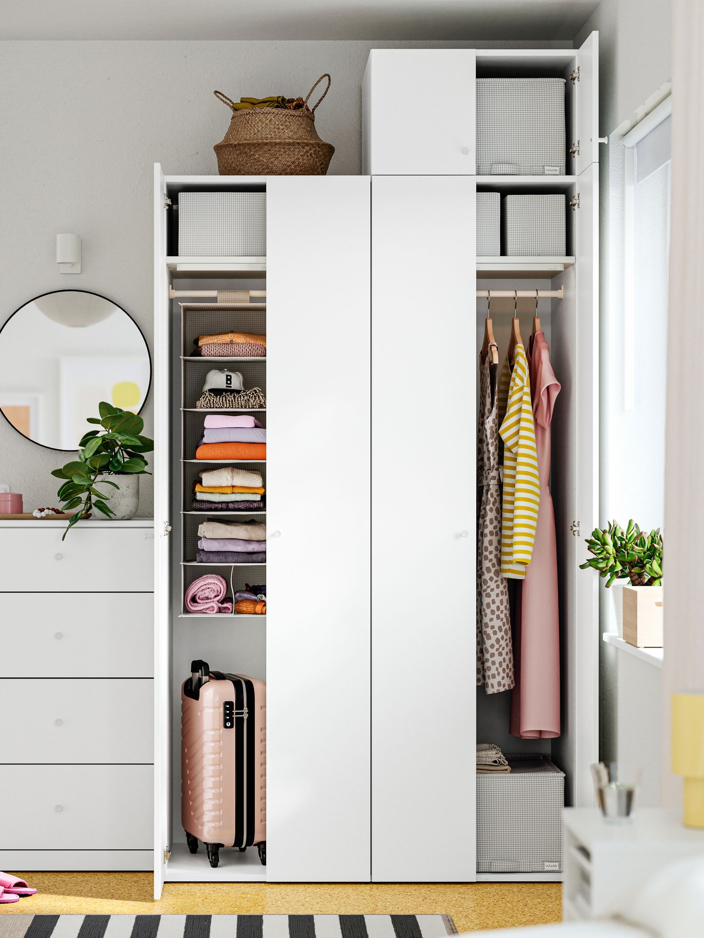 Eine weiße LASTARE Schrankkombination in einem hellen Zimmer