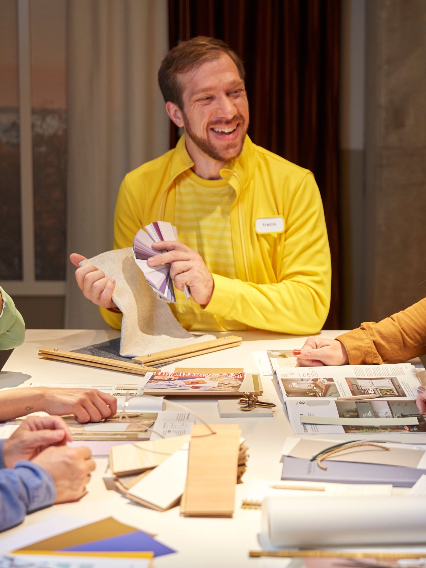 Collaborateur IKEA en train de faire une activité.