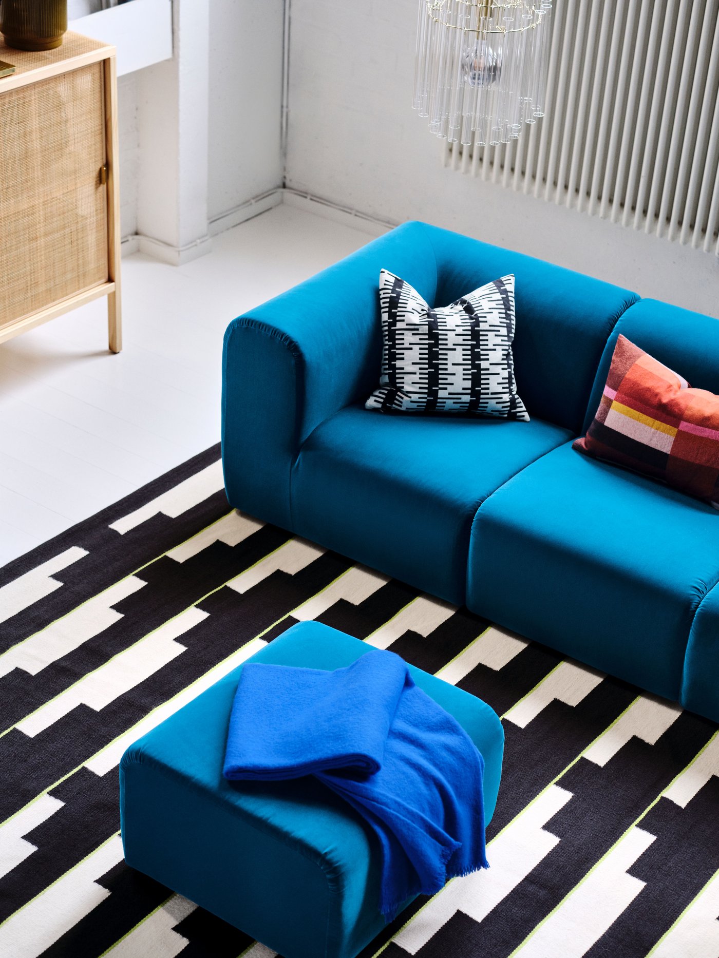 An in/outdoor/green HONUNGSPALM plant pot in the living room