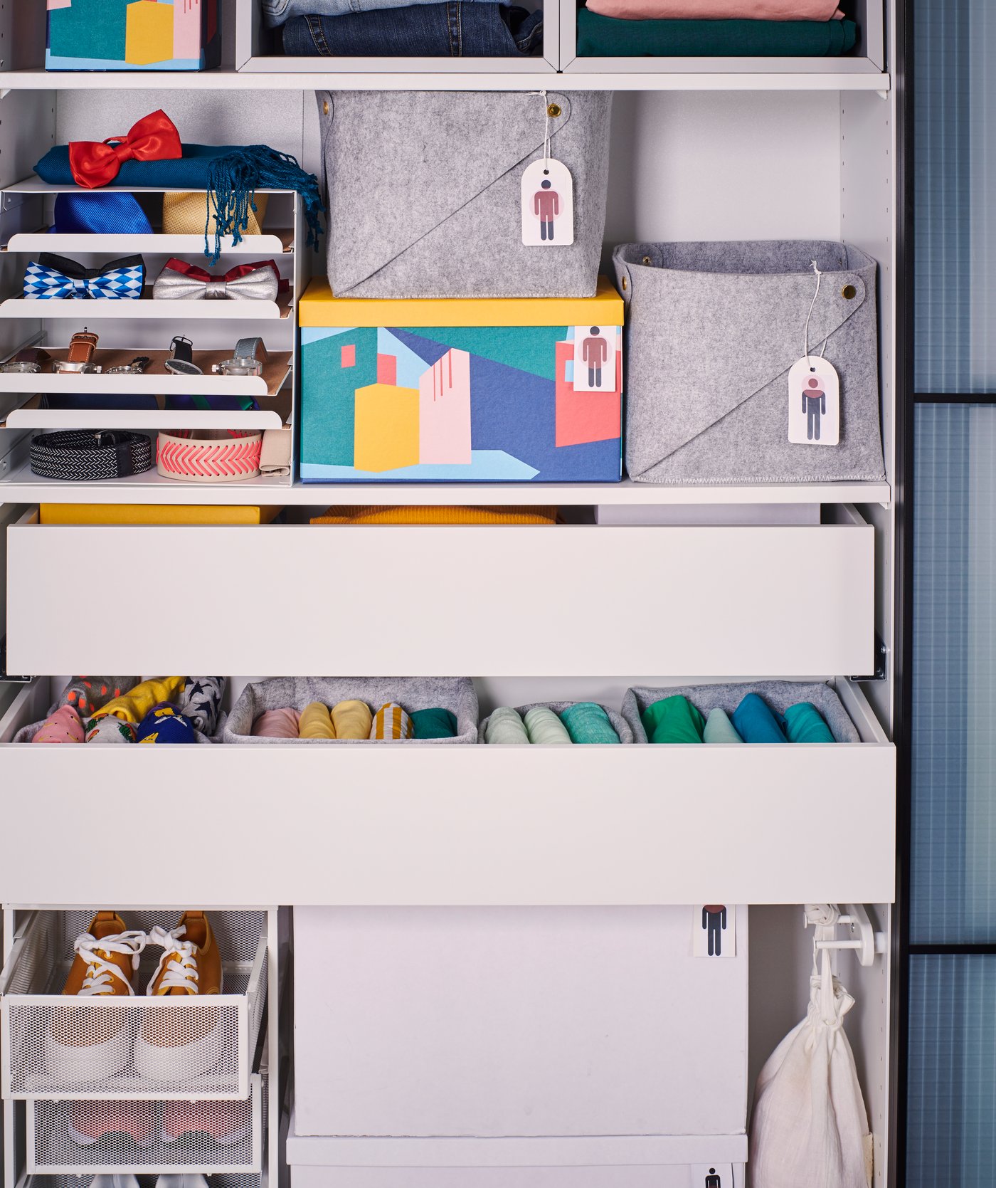 Kleiderschrank ohne Tür, u. a. organisiert mit einer KVISSLE Briefablage und einem LENNART Schubladenelement, beide in Weiss