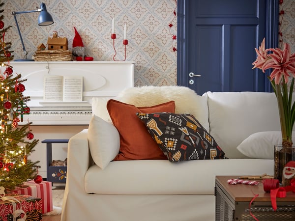 A red-brown DYTÅG cushion cover in the living room