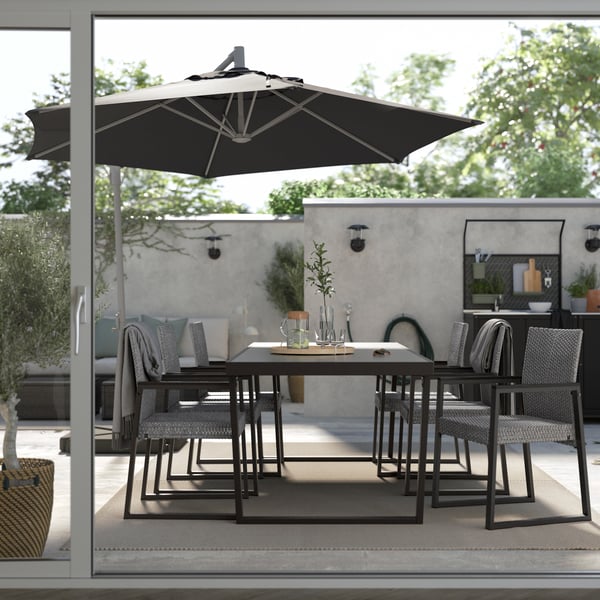 Gartenmöbel-Set mit einem dunkelgrauen VÄRMANSÖ Tisch und 6 Stühlen.