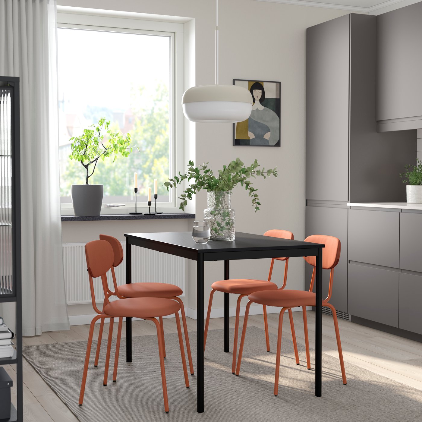 Ein schwarzer/Remmarn rotbrauner ÖSTANÖ Tisch und 4 Stühle.