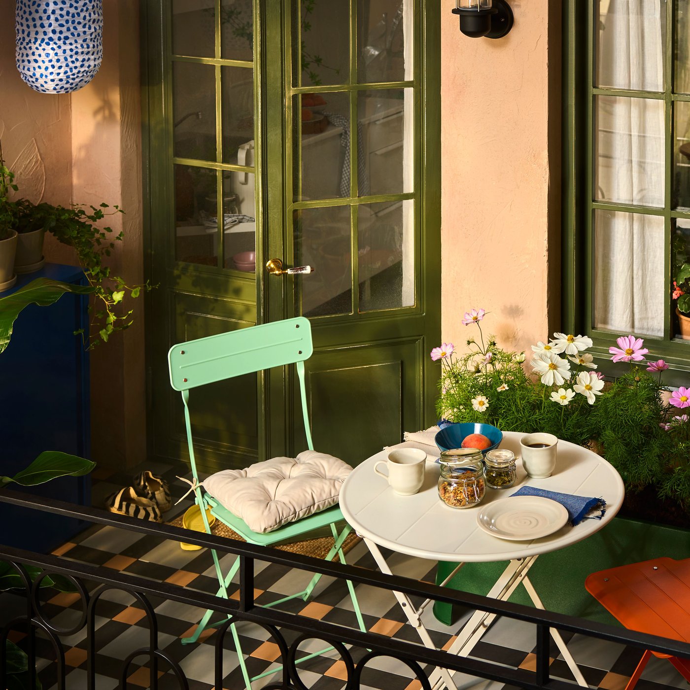 Skládací stolek a židle SUNDSÖ na balkoně.