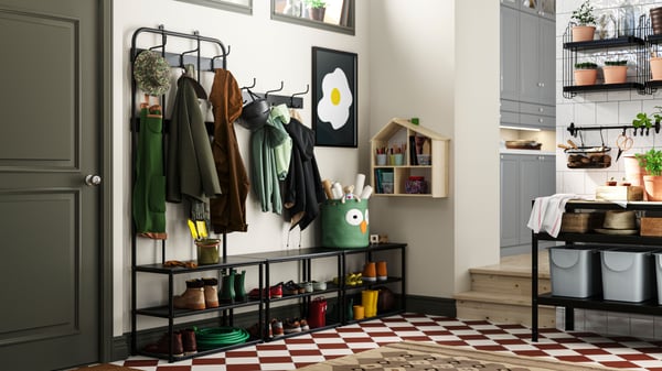 Ein Vorzimmer mit NIPÅSEN Garderobenmöbel in schwarz.