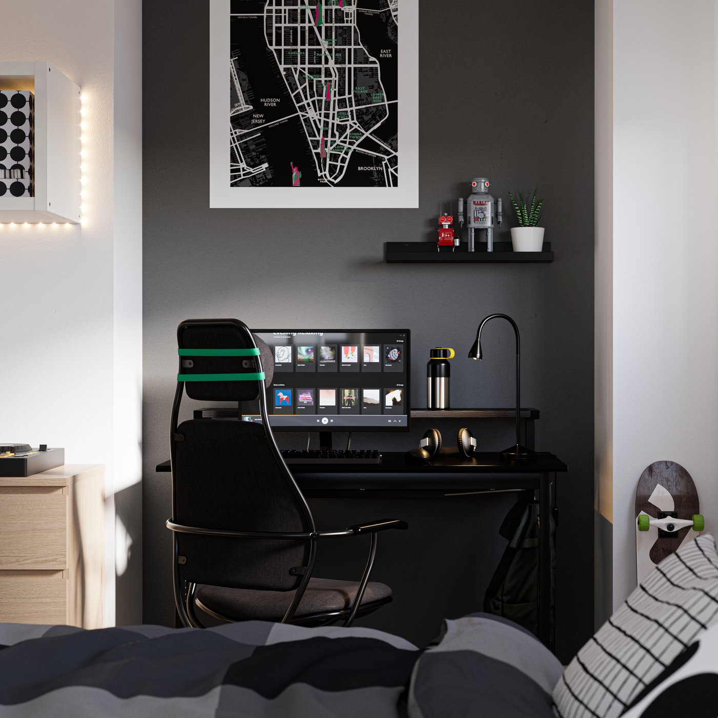 Camera da letto con un letto in primo piano e, dietro, una scrivania accostata a una parete dipinta di nero, con un computer e una sedia da gaming.