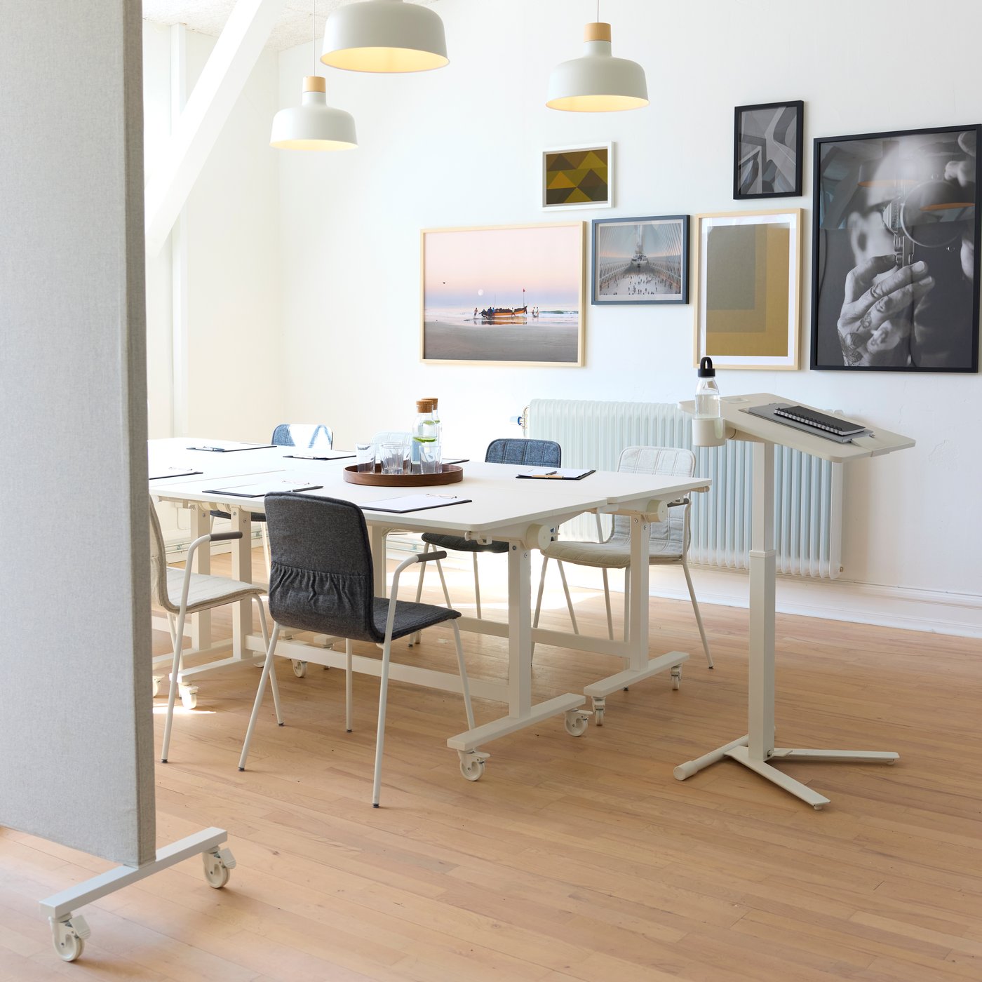 A white MITTZON laptop table with castors in the home office