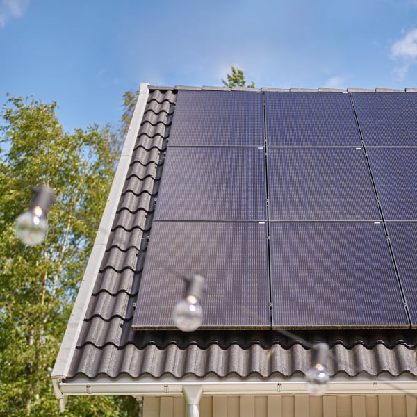 Auf dem Dach eines modernen Hauses installierte Solarzellen, die die Nutzung erneuerbarer Energien in der Wohnarchitektur demonstrieren.
