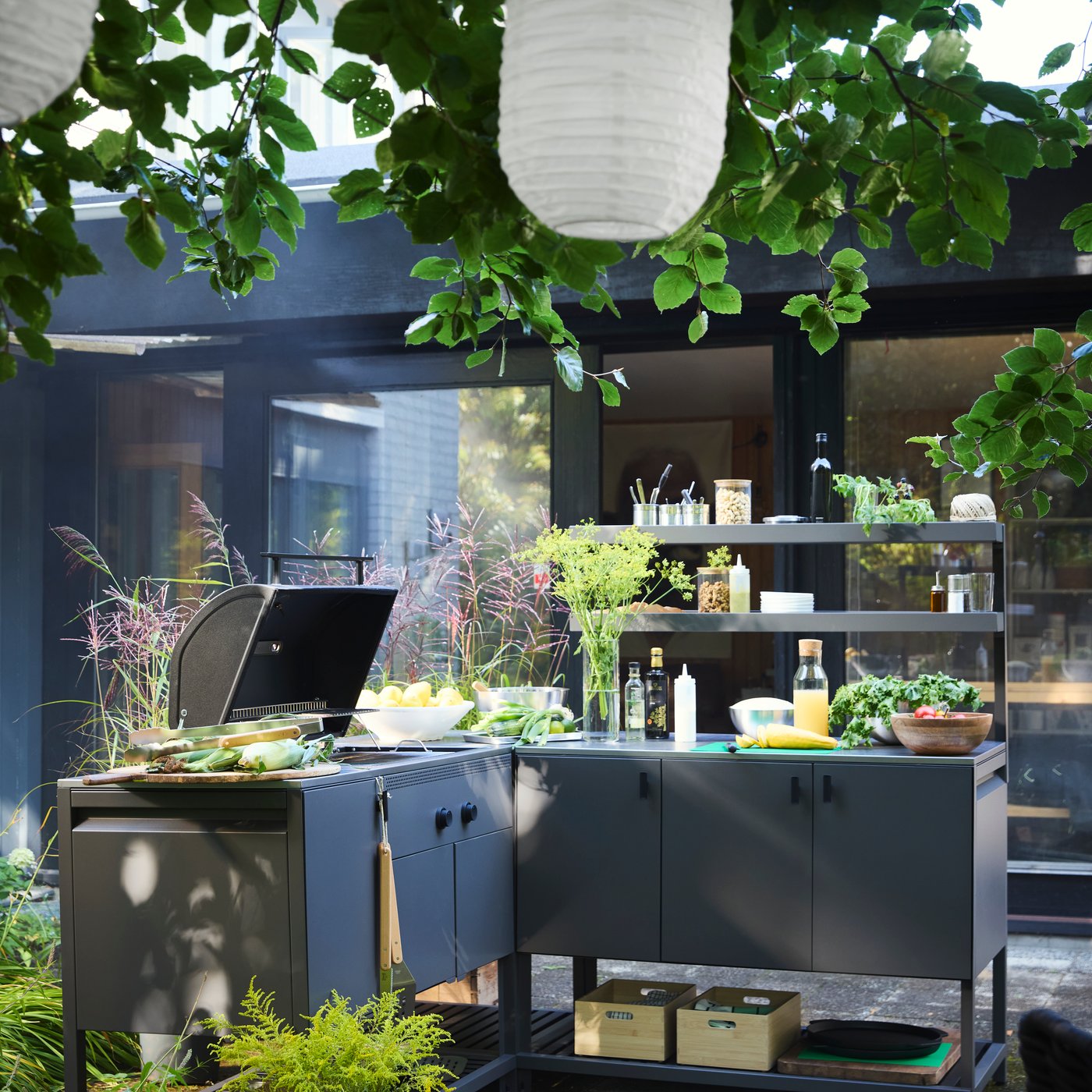 A stainless steel BLANDA BLANK serving bowl outside