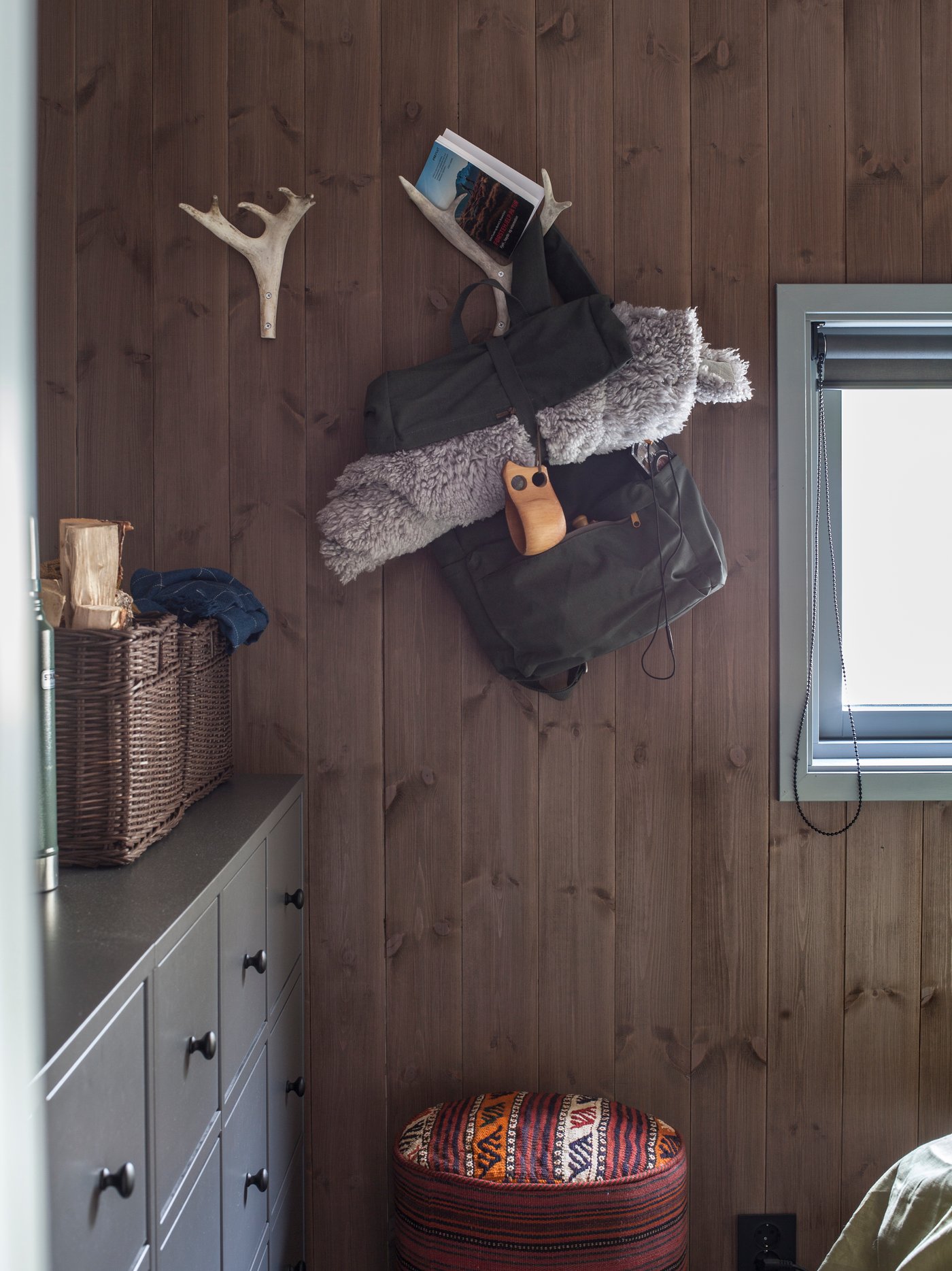 Pakk sekken delvis klar til gåturene i fjellet, så er det bare å hekte den av knaggen når du skal ut og gå. Kart, kompass, sitteunderlag og skinn er ferdig pakket, og oppbevares tilgjengelig og dekorativt.