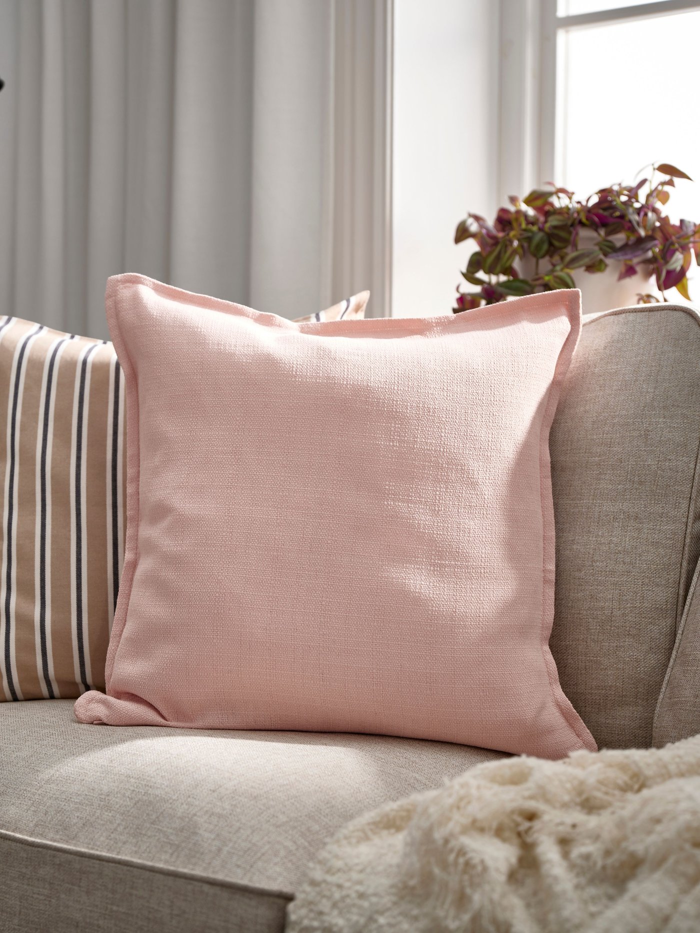 Ein hellrosa LAGERPOPPEL Kissenbezug