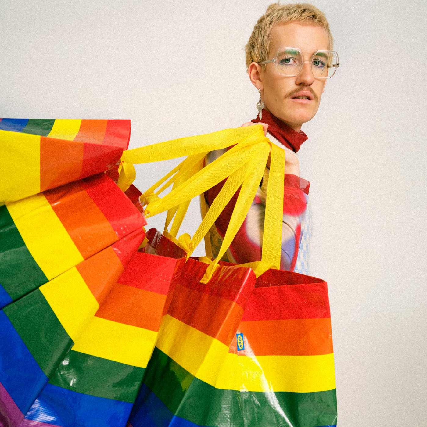 Person, der bærer en STORSTOMMA indkøbspose.