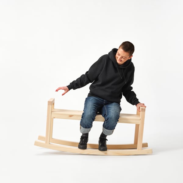 Banc à bascule IKEA PS 2026 en pin verni.