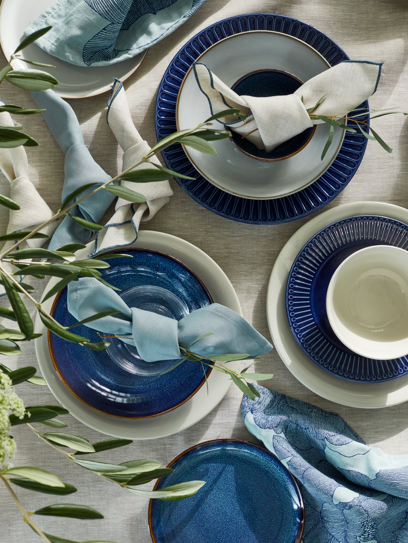 En blå GLADELIG djup tallrik