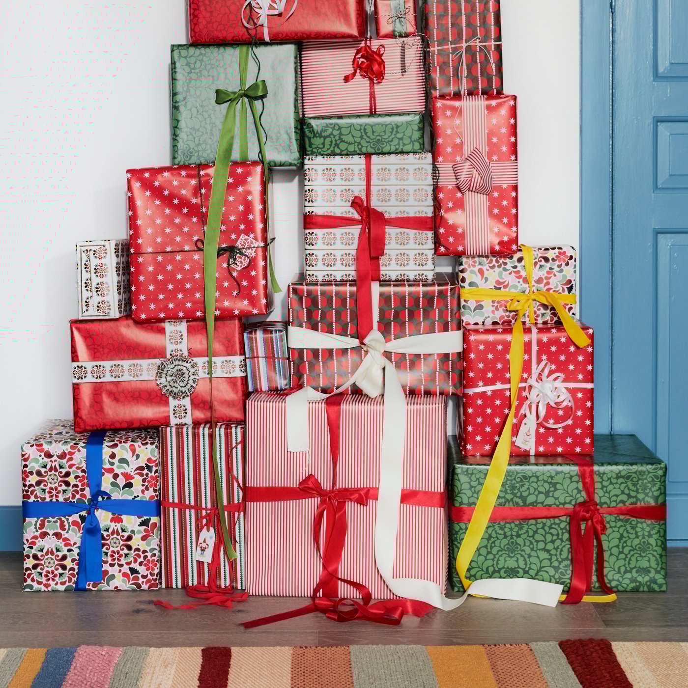 A stripe pattern multicolour VINTERFINT gift wrap roll