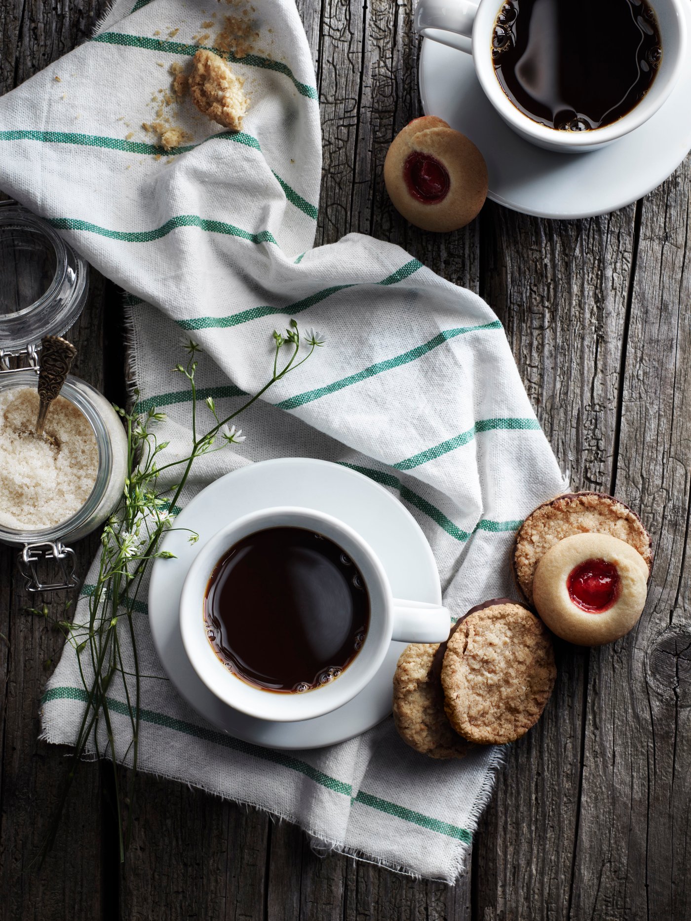 Ein UTZ-zertifizierter KAFFEREP Kekse mit Schokoladenfüllung im Esszimmer.