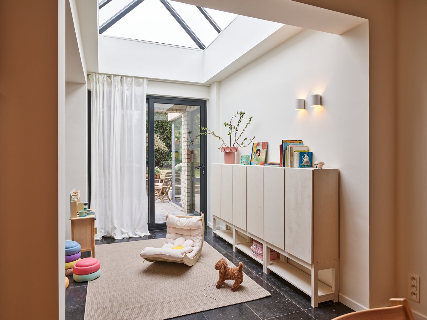 Een grenen IVAR stellingkast met kast