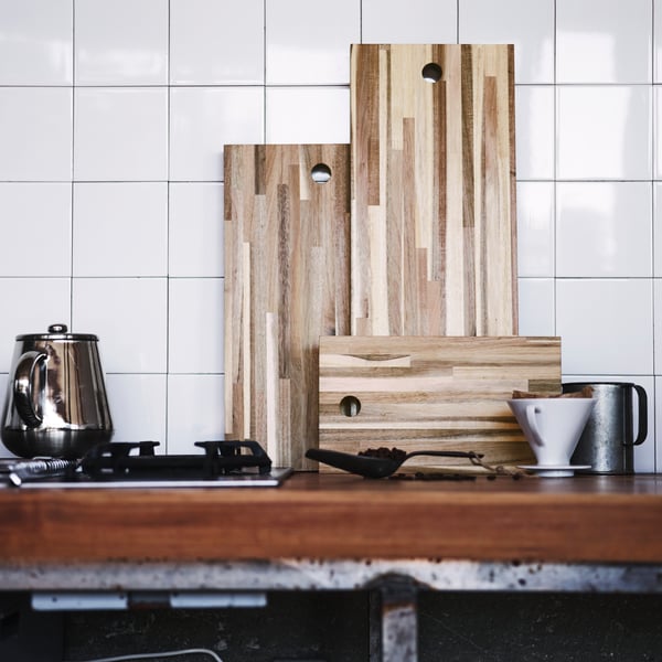 SKOGSTA Skärbrädor uppställda mot en vit kaklad vägg.