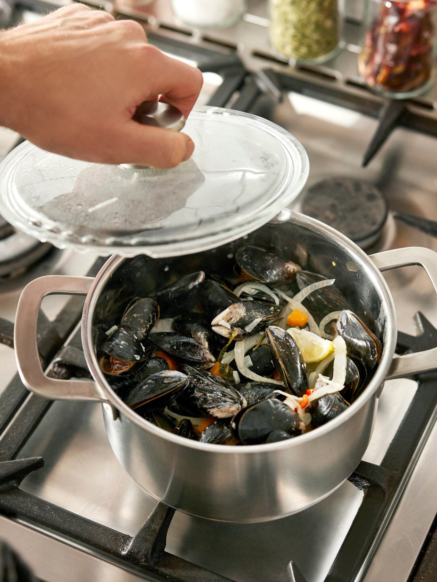 Stalowy garnek HEMKOMST na kuchence gazowej.