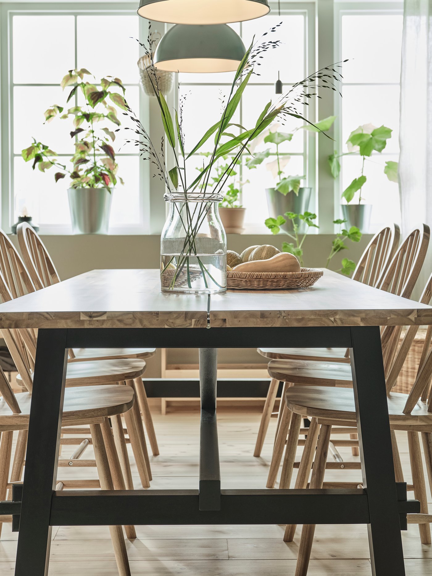 Une chaise SKOGSTA en acacia