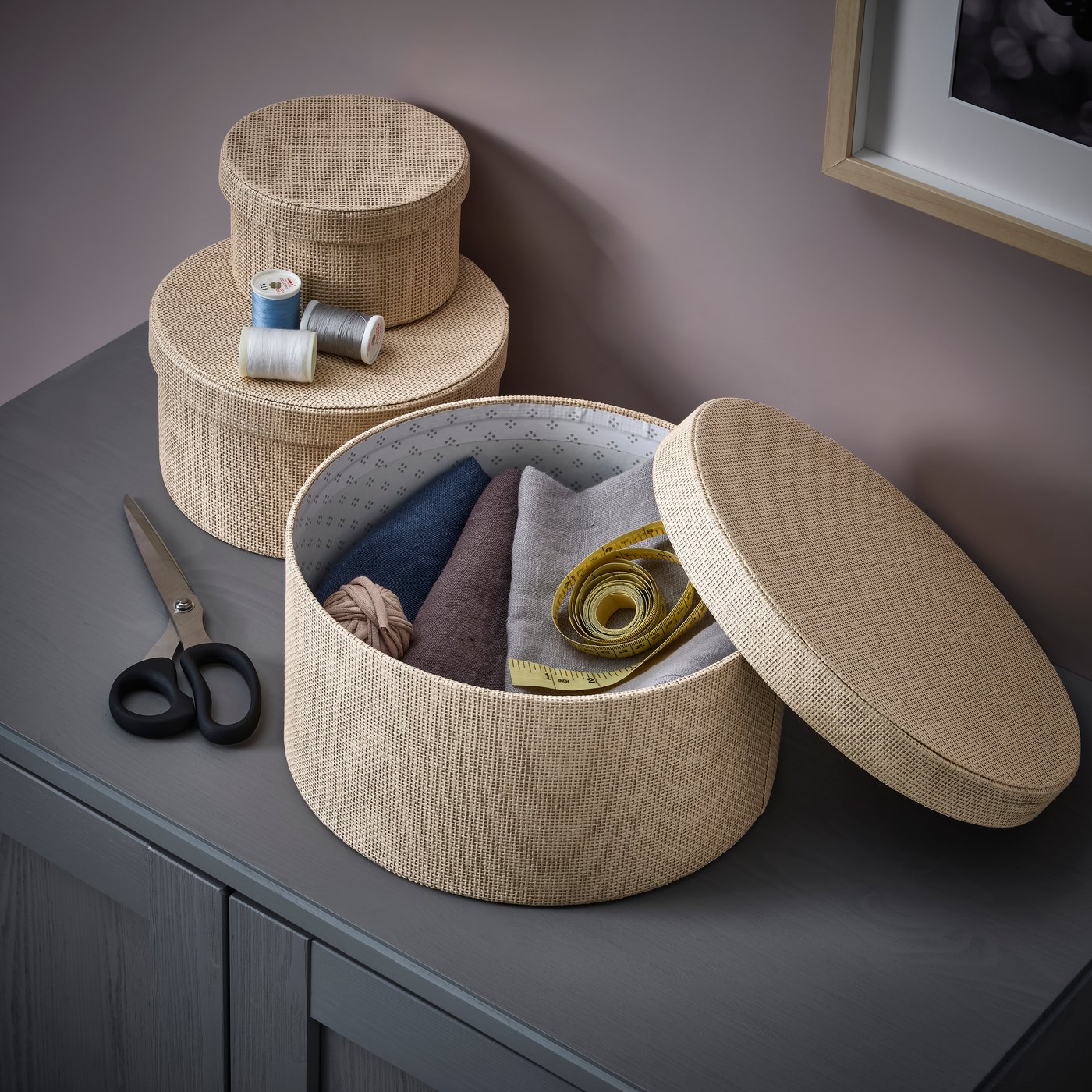 Drei runde KVARNVIK Aufbewahrungsboxen mit Deckel.