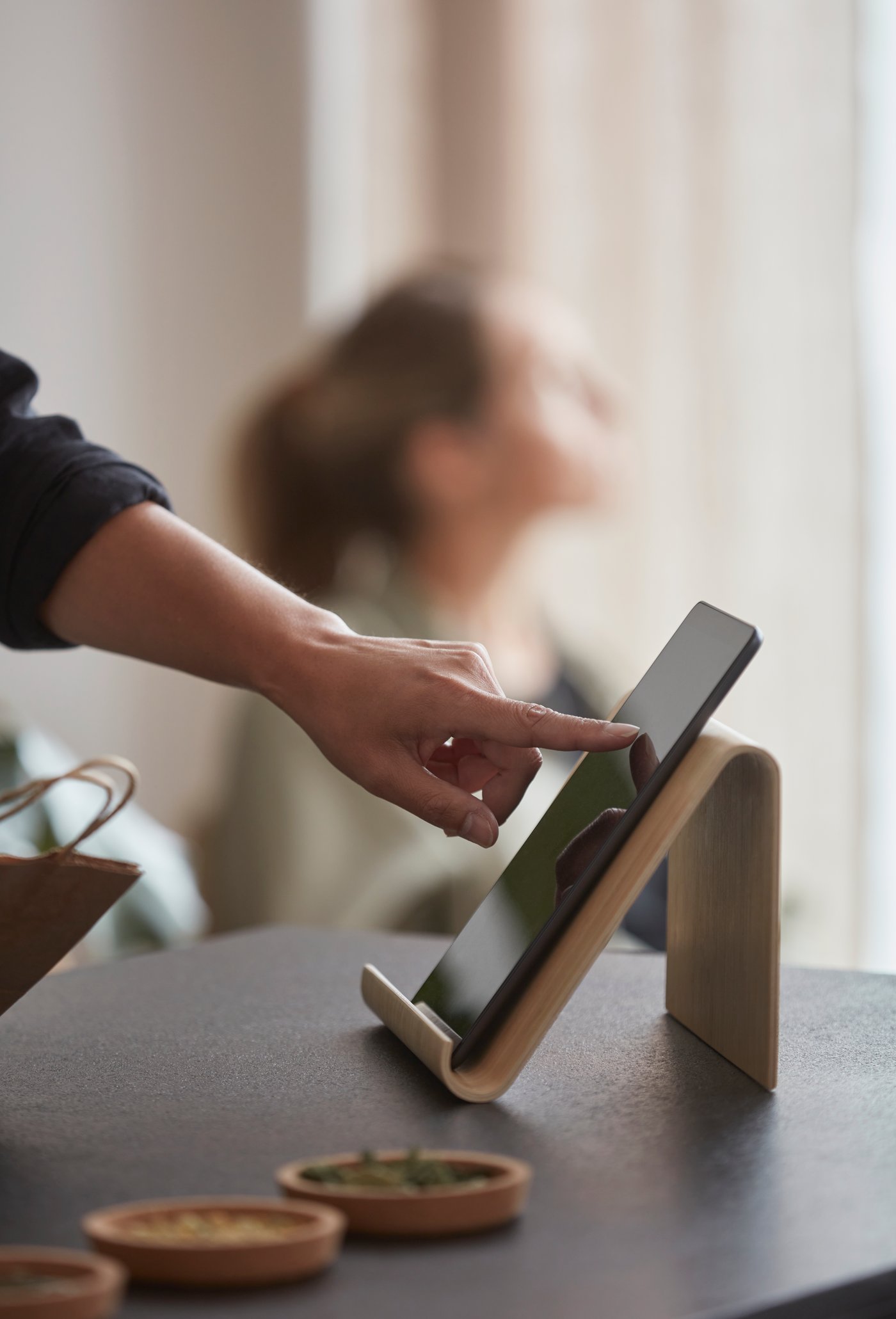 En bild av en hand som använder köksplaneraren på en surfplatta.