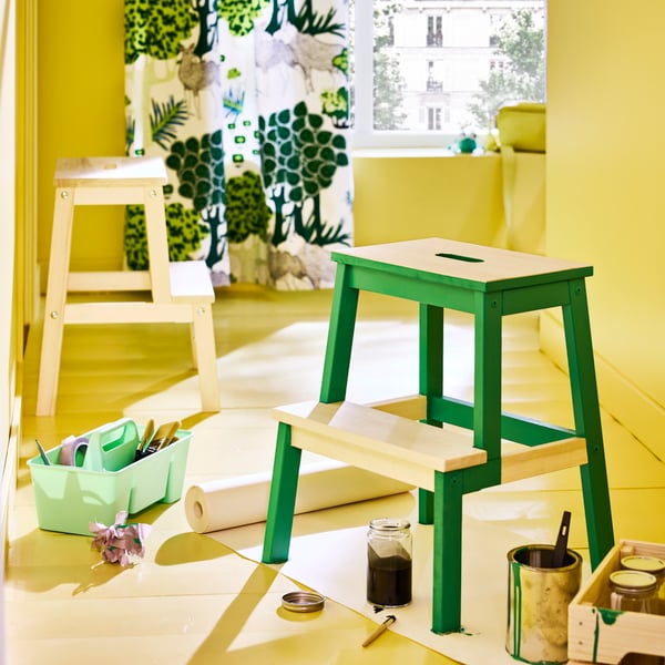 In una cucina moderna, uno sgabello BEKVÄM in legno dipinto di verde come una rana.