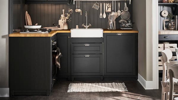 A white Maximera/Lerhyttan black stained METOD base cb f HAVSEN snk/3 frnts/2 drws in the kitchen