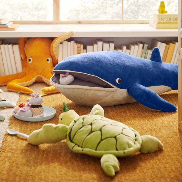 A child's room with BLAVINGAD ocean soft toys; a turtle, whale, and octopus 