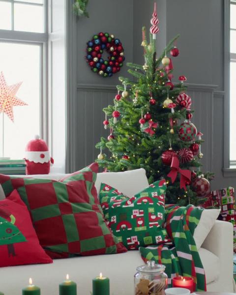 Un soggiorno decorato con accessori natalizi