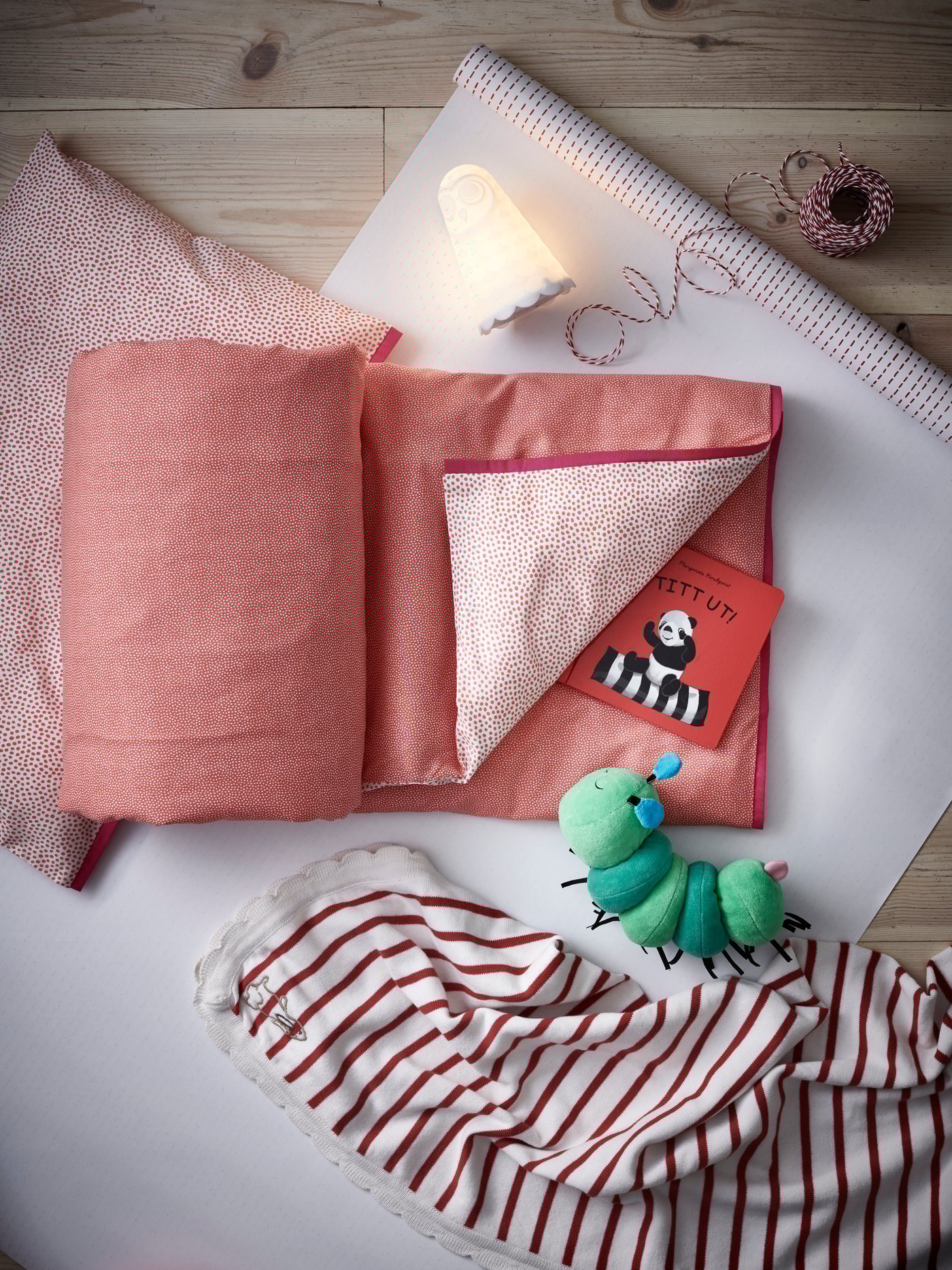 Chłopiec szukający czystych skarpet w białym pudełku. Obok otwarta, biała szafa SMÅSTAD z wysuwanym modułem wypełnionym ubraniami.